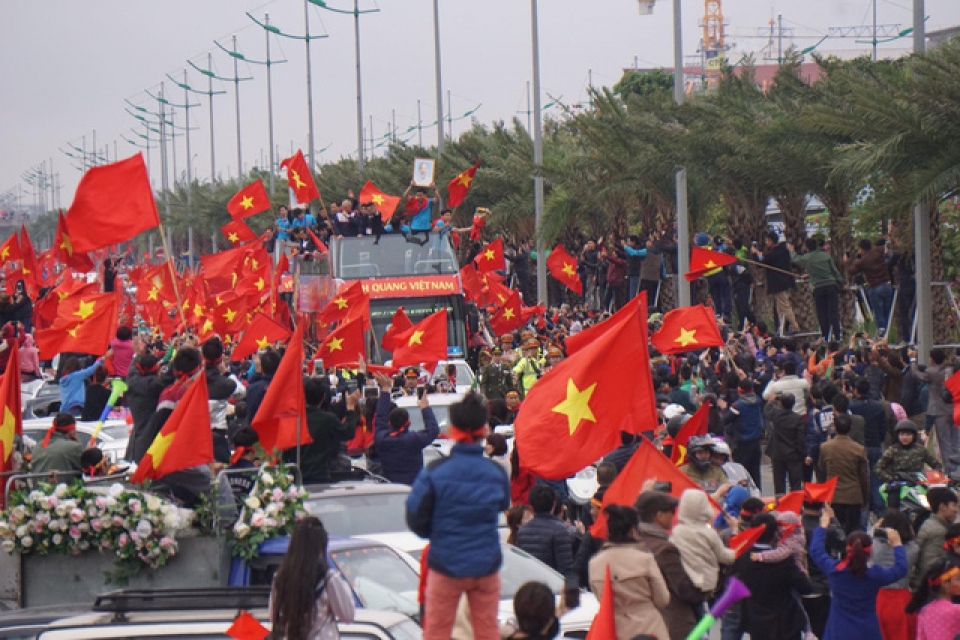 Xe chở U23 Việt Nam diễu hành giữa biển người xe cho u23 viet nam dieu hanh giua bien nguoi