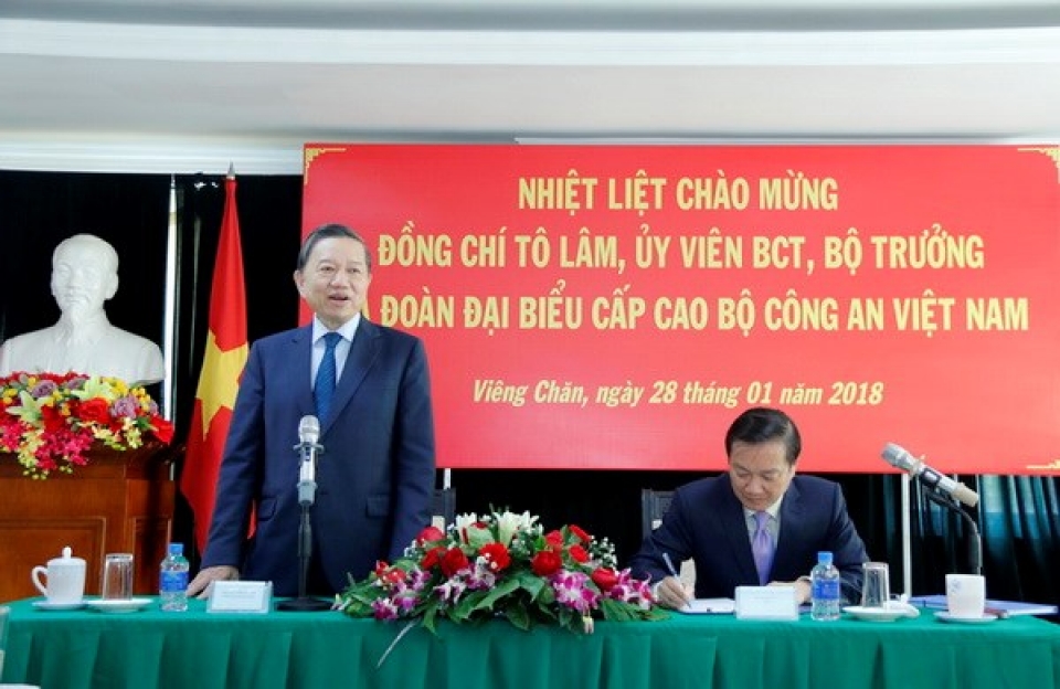 Bộ trưởng Tô Lâm làm việc với cán bộ Đại sứ quán Việt Nam tại Lào tin nhap 20180128223911