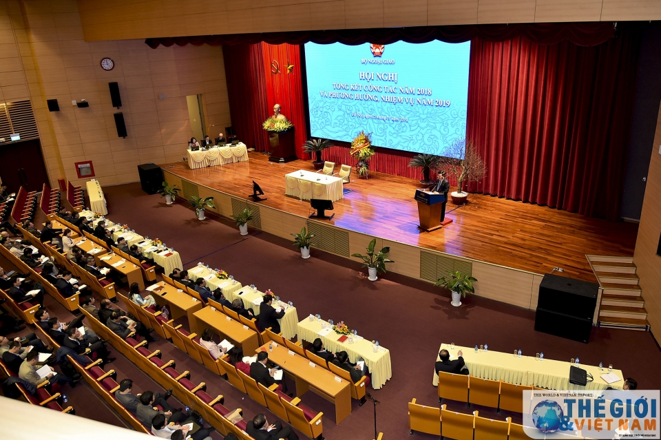 “Ngoại giao Việt Nam: Chủ động, sáng tạo, hiệu quả, thực hiện thắng lợi Nghị quyết Đại hội Đảng lần thứ XII” ngoai giao viet nam chu dong sang tao hieu qua thuc hien thang loi nghi quyet dai hoi dang lan thu xii