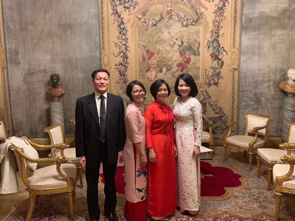 dai su nguyen thi bich hue trinh quoc thu len tong thong cong hoa italy