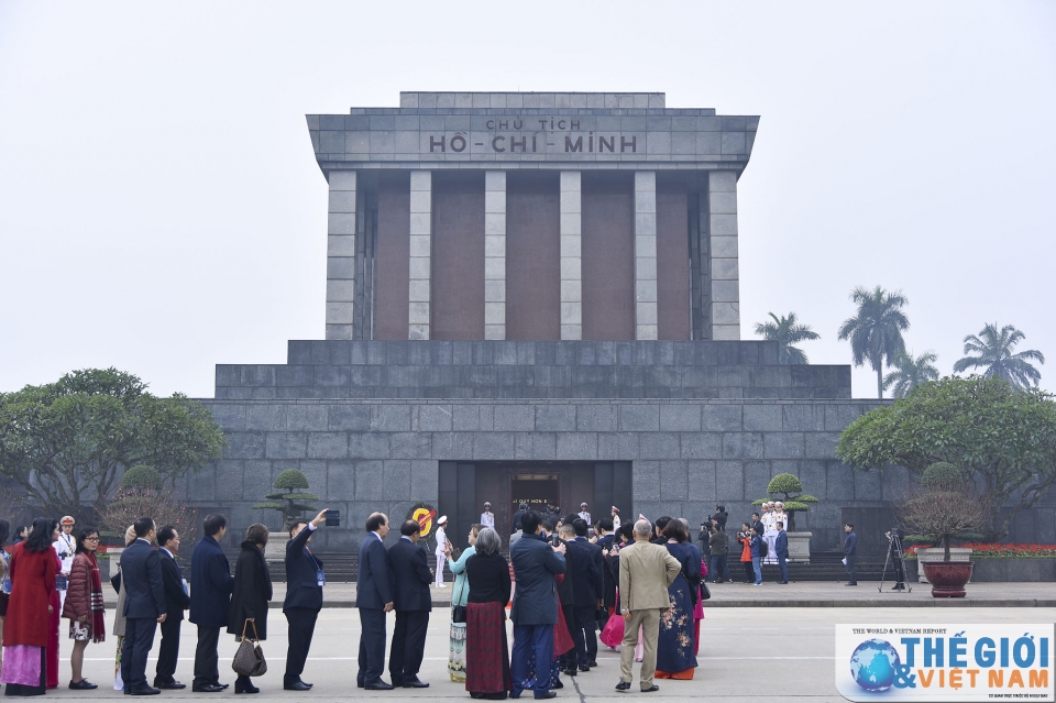 doan dai bieu kieu bao du xuan que huong 2019 vao lang vieng chu tich ho chi minh