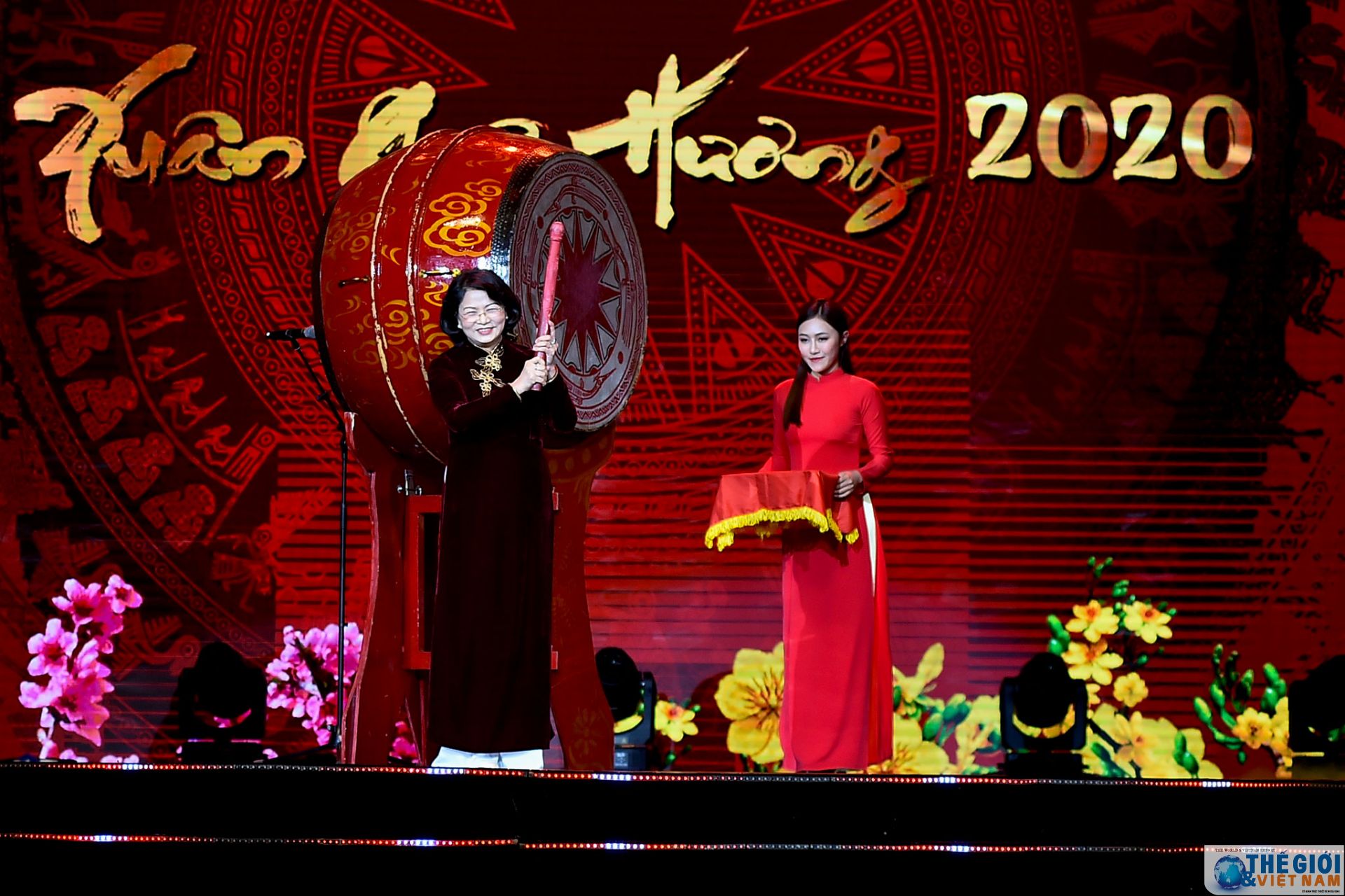 truc tiep pho chu tich nuoc chuc tet kieu bao va giao luu nghe thuat xuan que huong