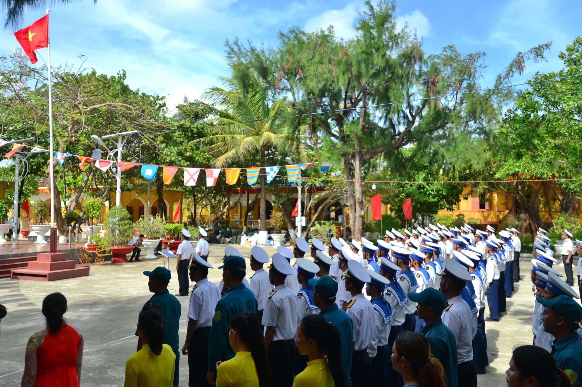thieng lien le chao co dau nam moi tai truong sa