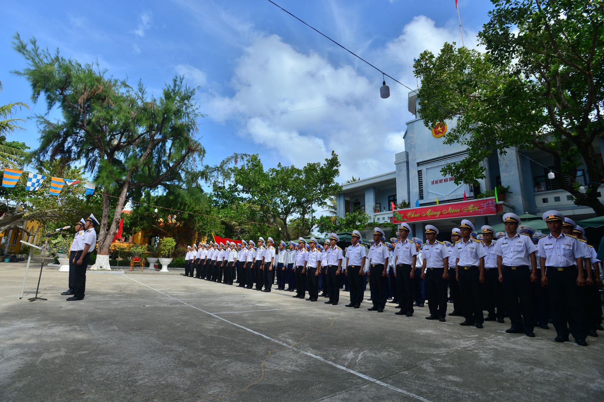 thieng lien le chao co dau nam moi tai truong sa