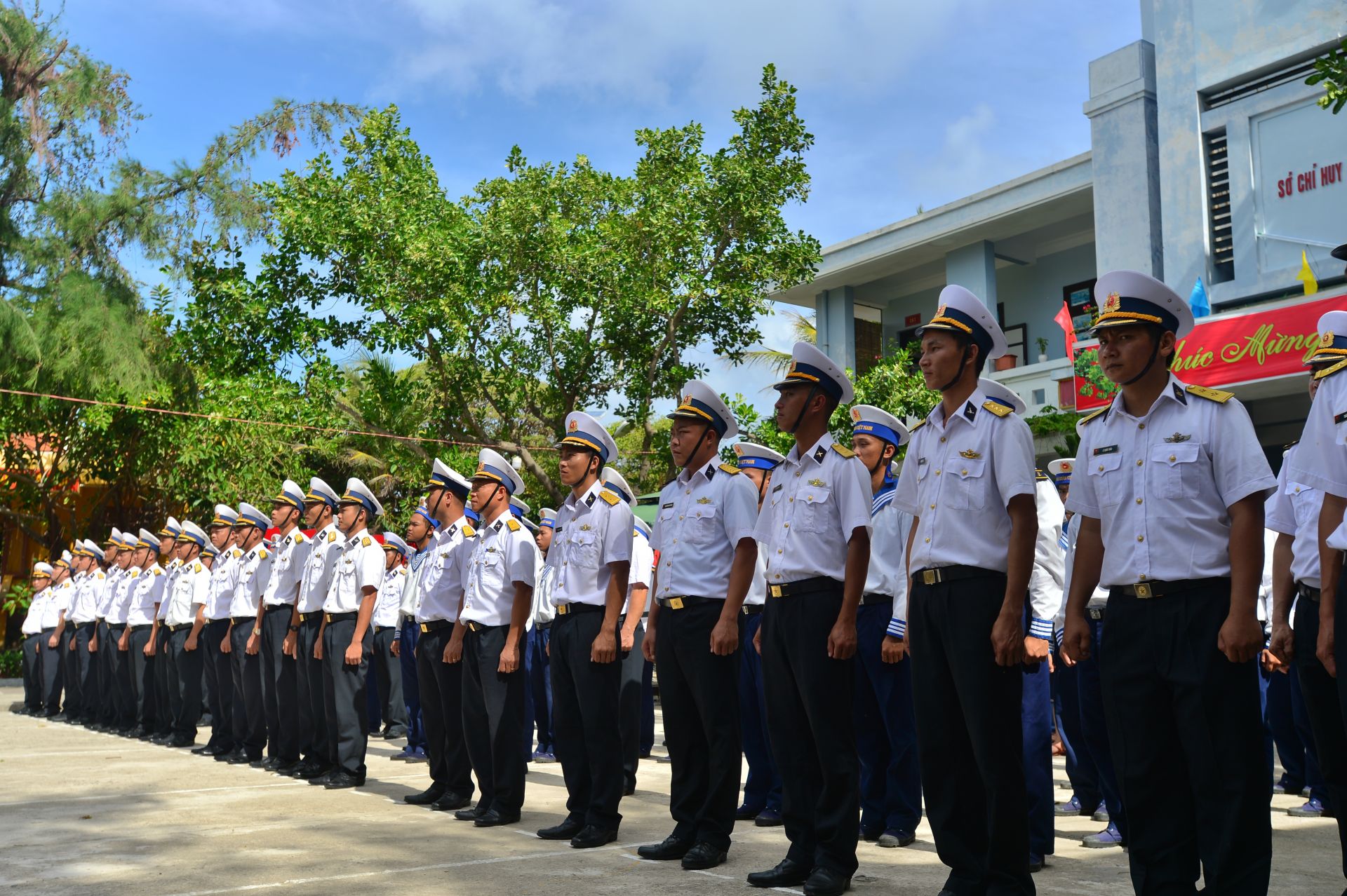 thieng lien le chao co dau nam moi tai truong sa