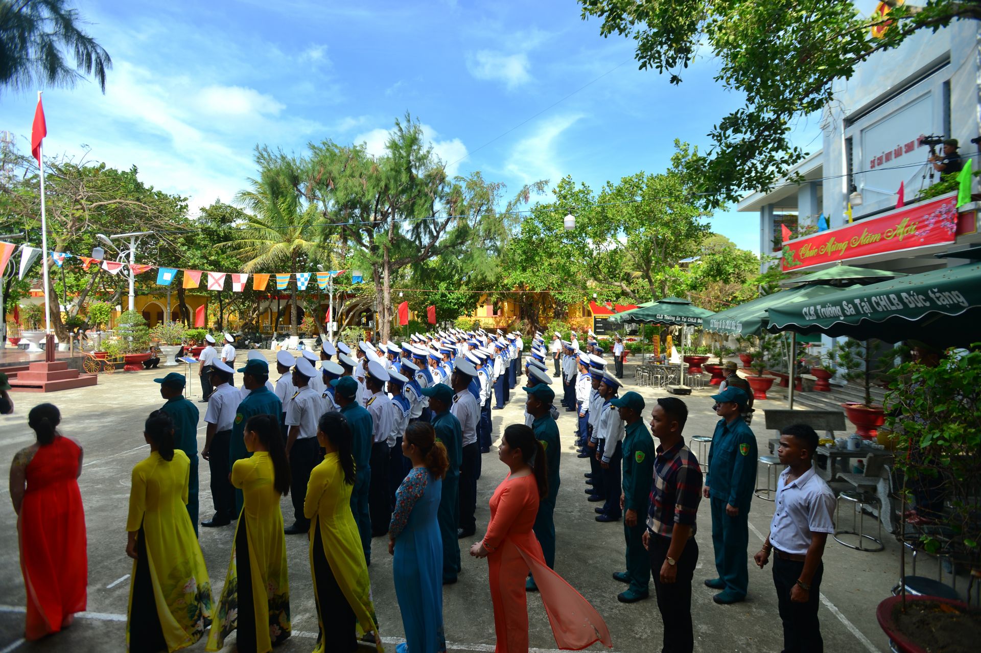 thieng lien le chao co dau nam moi tai truong sa