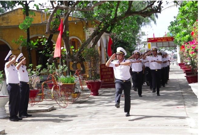 thieng lien le chao co dau nam moi tai truong sa