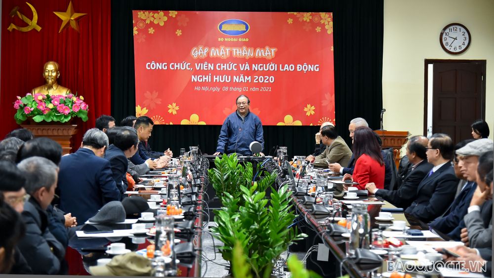 Bộ Ngoại giao trao quyết định cho cán bộ nghỉ hưu năm 2020