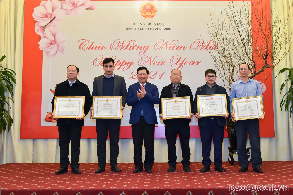 Phó Thủ tướng, Bộ trưởng Ngoại giao Phạm Bình Minh đã trao Bằng khen của Bộ trưởng Ngoại giao cho các tập thể, cá nhân đã có những đóng góp quý báu vào thông tin đối ngoại nói riêng và công tác đối ngoại nói chung.