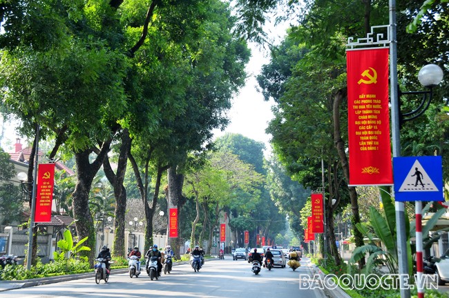 Hà Nội tưng bừng cờ hoa chào đón Đại hội XIII của Đảng.