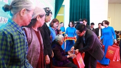 Phó Thủ tướng Phạm Bình Minh thăm và trao quà cho người nghèo, công nhân tại Nam Định