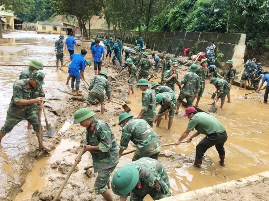 Lực lượng quân đội đi đầu giúp nhân dân vượt qua khó khăn bão lũ.