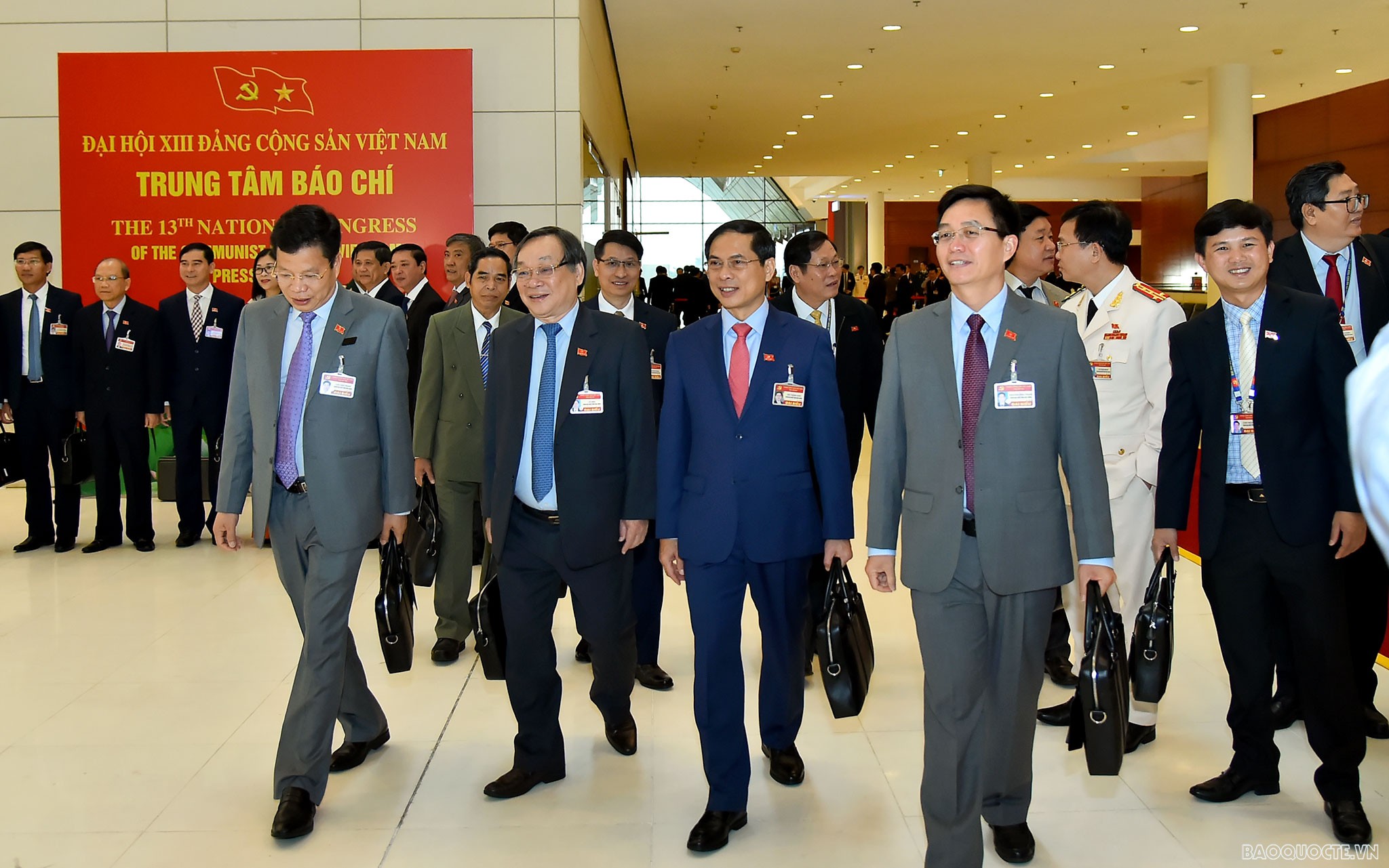 Thứ trưởng Thường trực Bộ Ngoại giao Bùi Thanh Sơn và các đại biểu dự Đại hội XIII chụp lưu niệm bên lề Đại hội. Đại hội XIII: Nâng cao hiệu quả hoạt động đối ngoại, tạo môi trường hòa bình và điều kiện thuận lợi để phát triển đất nước