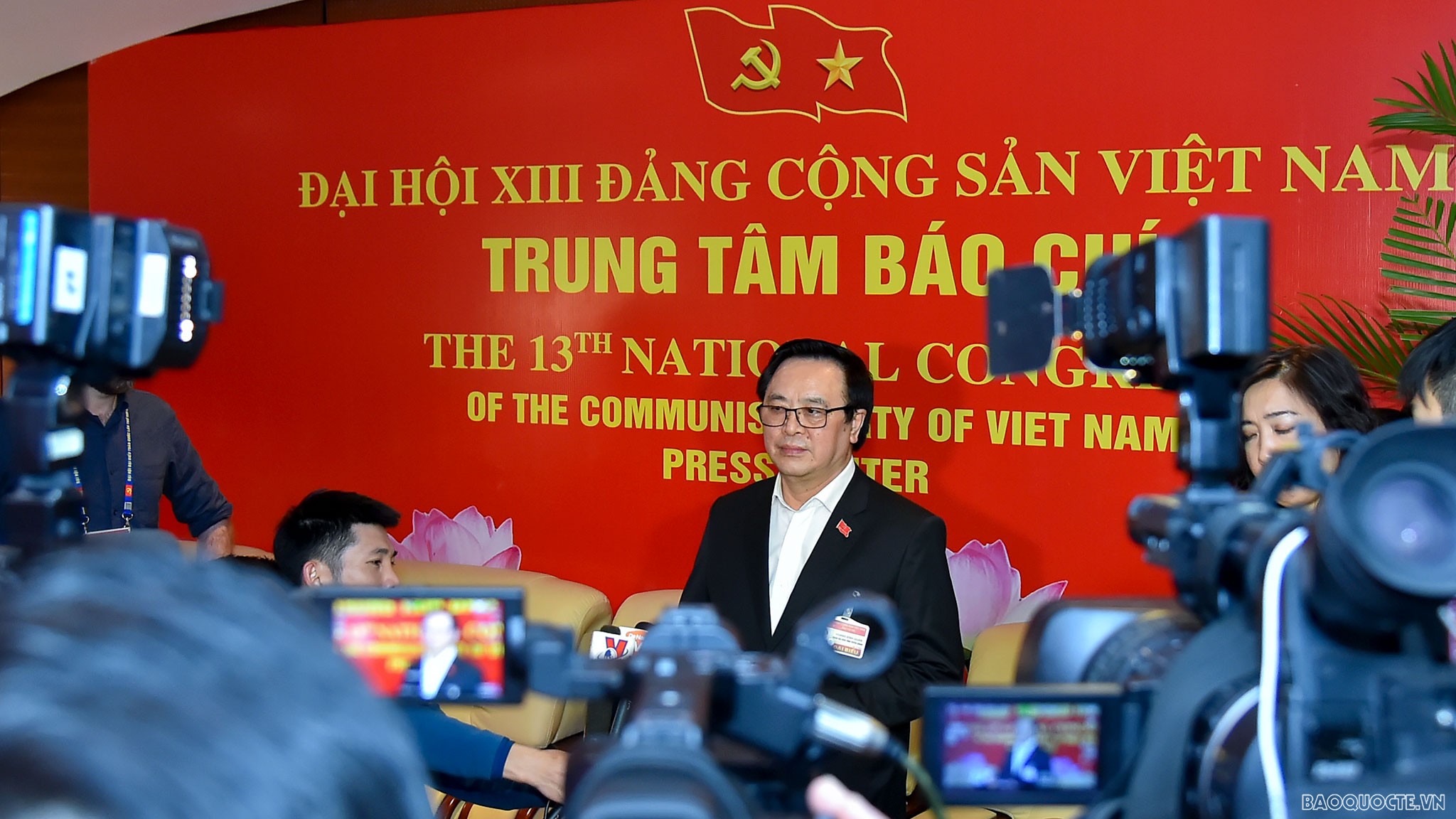 Trưởng ban Đối ngoại Hoàng Bình Quân trả lời phỏng vấn tại Đại hội XIII. (Ảnh: Tuấn Anh)