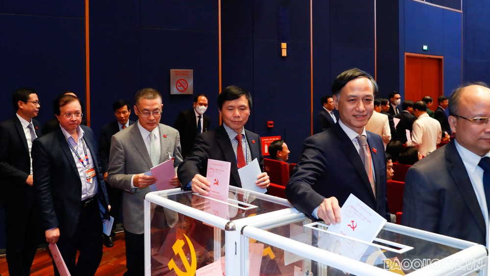 Đại hội XIII: Các đại biểu bỏ phiếu bầu Ban Chấp hành Trung ương khóa XIII