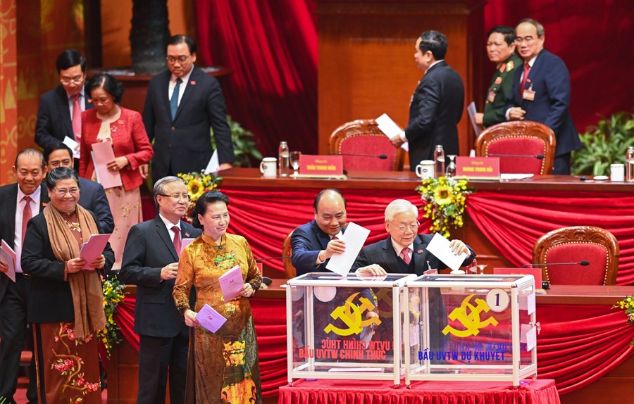 Đại hội XIII: Các đại biểu bỏ phiếu bầu Ban Chấp hành Trung ương khóa XIII