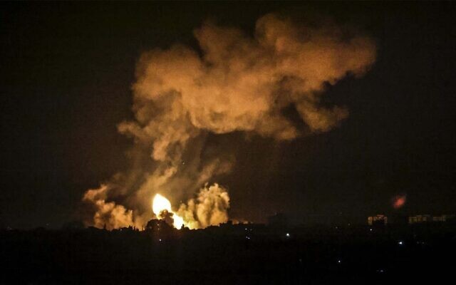 Khói và lửa sau một cuộc không kích ở Khan Yunis ở phía nam Dải Gaza, vào sáng sớm ngày 2 tháng 1 năm 2022. (Nguồn: AFP)