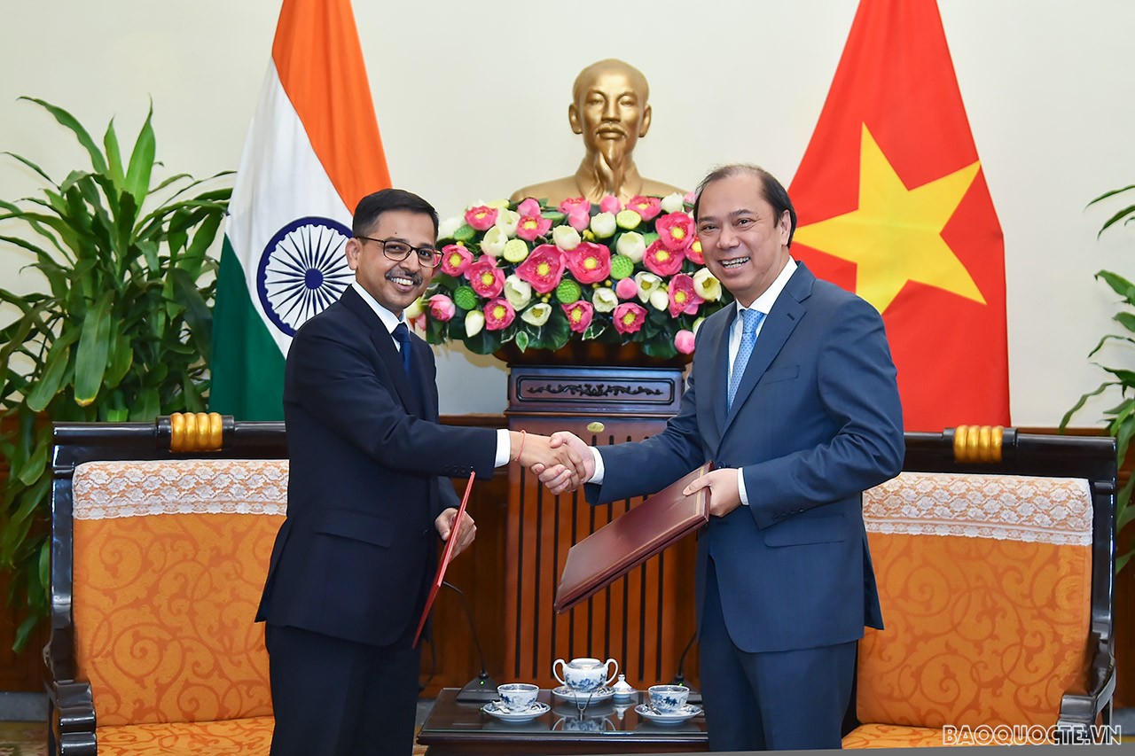 Lãnh đạo Việt Nam-Ấn Độ trao thư mừng nhân dịp kỷ niệm 50 năm ngày thiết lập quan hệ ngoại giao