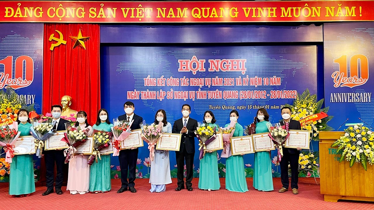 Đoàn công tác của Bộ Ngoại giao làm việc tại tỉnh Tuyên Quang và dâng hương tại Khu di tích Bộ