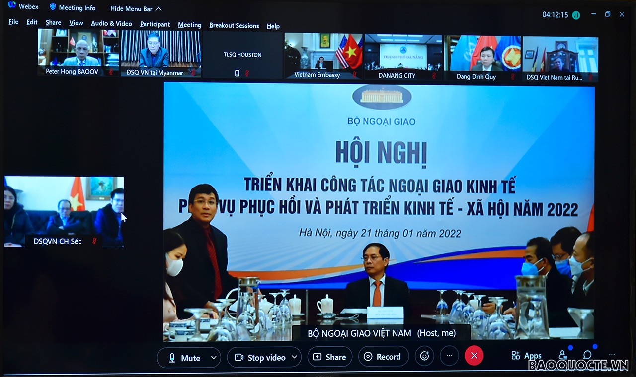 Thứ trưởng Ngoại giao Nguyễn Minh Vũ, Trưởng Ban Chỉ đạo Ngoại giao kinh tế cáo cáo hội nghị về kết quả ngoại giao kinh tế năm 2021 và phương hướng năm 2022. (Ảnh: Tuấn Anh)