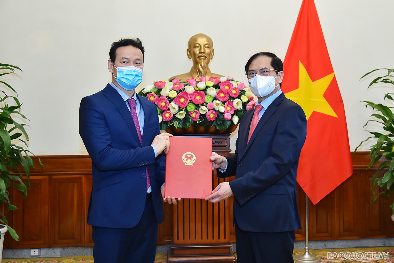 Ủy viên Trung ương Đảng, Bộ trưởng Ngoại giao Bùi Thanh Sơn trao quyết định điều động, bổ nhiệm ông Mai Phan Dũng, Vụ trưởng Vụ Văn hóa và UNESCO giữ chức Phó Chủ nhiệm Ủy ban Nhà nước về người Việt Nam ở nước ngoài.