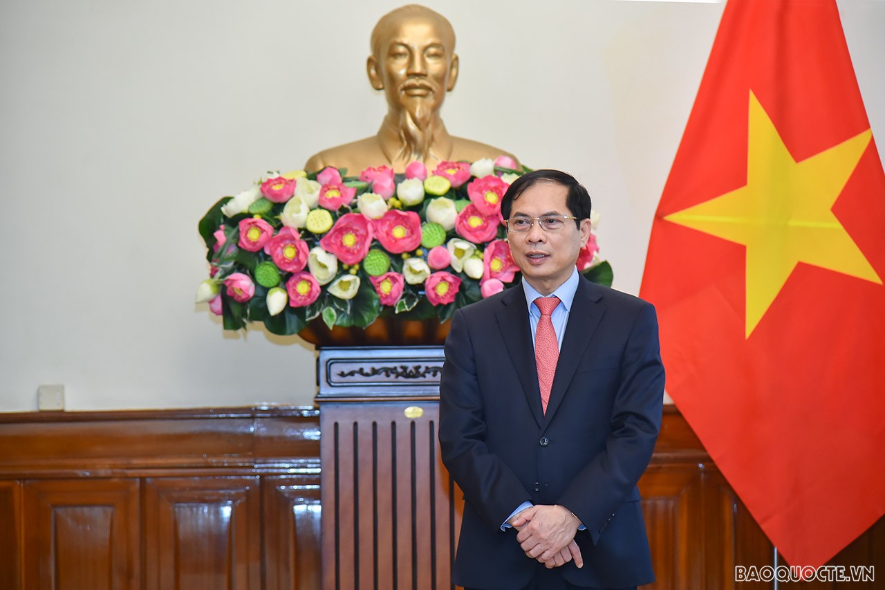  Phát biểu tại Lễ trao quyết định bổ nhiệm Bộ trưởng Ngoại giao Bùi Thanh Sơn chúc mừng các cán bộ vừa được bổ nhiệm, điều động công tác. Bộ trưởng nhấn mạnh đây là sự tin tưởng của Ban cán sự Đảng Bộ, Lãnh đạo Bộ đối với năng lực và kinh nghiệm của các cán bộ.