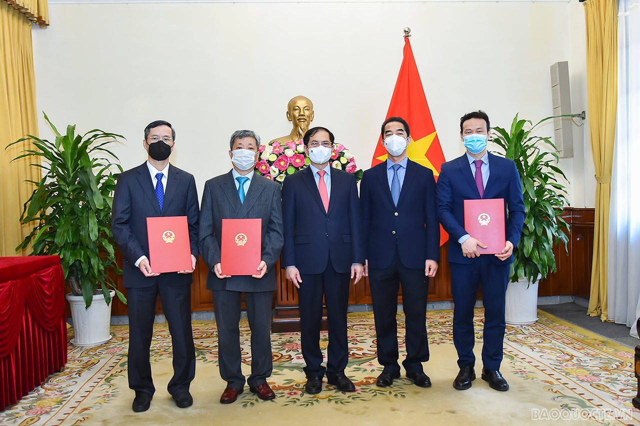 Bộ trưởng Ngoại giao trao quyết định bổ nhiệm lãnh đạo cấp Vụ