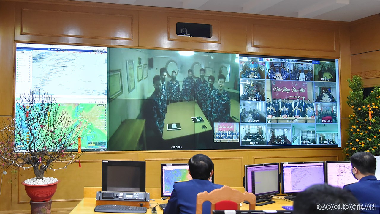 Qua hệ thống thông tin vệ tinh, Bộ trưởng Ngoại giao Bùi Thanh Sơn đã ân cần hỏi thăm, nắm tình hình trực sẵn sàng chiến đấu và chuẩn bị đón Tết của cán bộ, chiến sĩ trên các tàu tại các vùng biển.