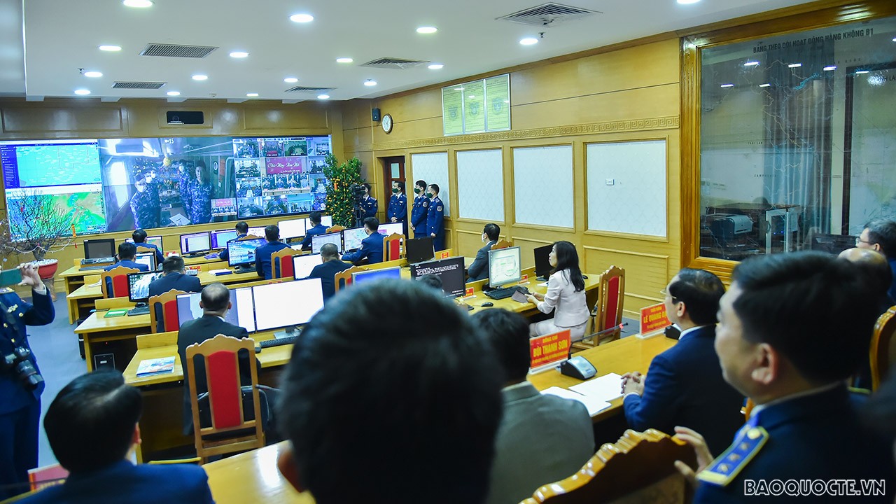 Cũng qua hệ thống truyền hình vệ tinh, Bộ trưởng Bùi Thanh Sơn đã chia sẻ những khó khăn, vất vả của cán bộ, chiến sĩ khi phải đón Tết xa nhà; đồng thời chúc các cán bộ, chiến sĩ luôn mạnh khỏe, đoàn kết, sẵn sàng chiến đấu cao, góp phần giữ vững an ninh, trật tự, an toàn trên biển, để nhân dân có những ngày Tết vui tươi, yên bình. 