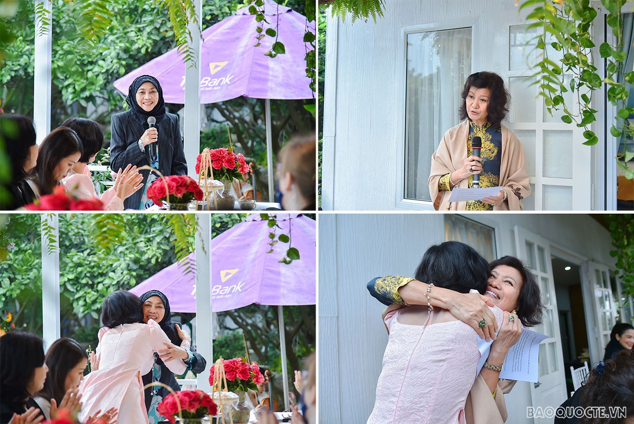 Và những cái ôm hôn, lời cảm phục, lời chúc mừng tốt đẹp... được các thành viên Nhóm Phụ nữ Cộng đồng ASEAN tại Hà Nội gửi đến bà Trần Thị Bích Vân.