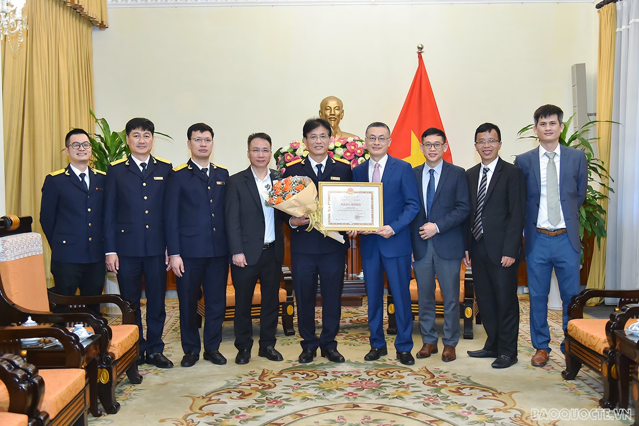 Trao tặng Bằng khen của Bộ trưởng Ngoại giao cho ông Đặng Ngọc Minh, Phó Tổng cục trưởng Tổng cục Thuế