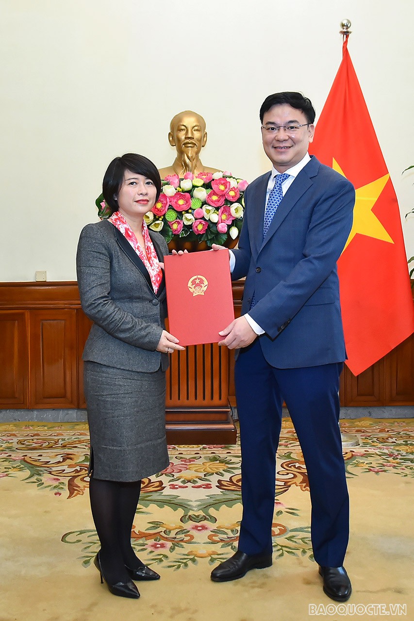 Thứ trưởng Ngoại giao Phạm Quang Hiệu đã trao quyết định bổ nhiệm bà Lê Mai Khanh, Tập sự Phó Vụ trưởng Vụ châu Âu, giữ chức Phó Vụ trưởng Vụ châu Âu.
