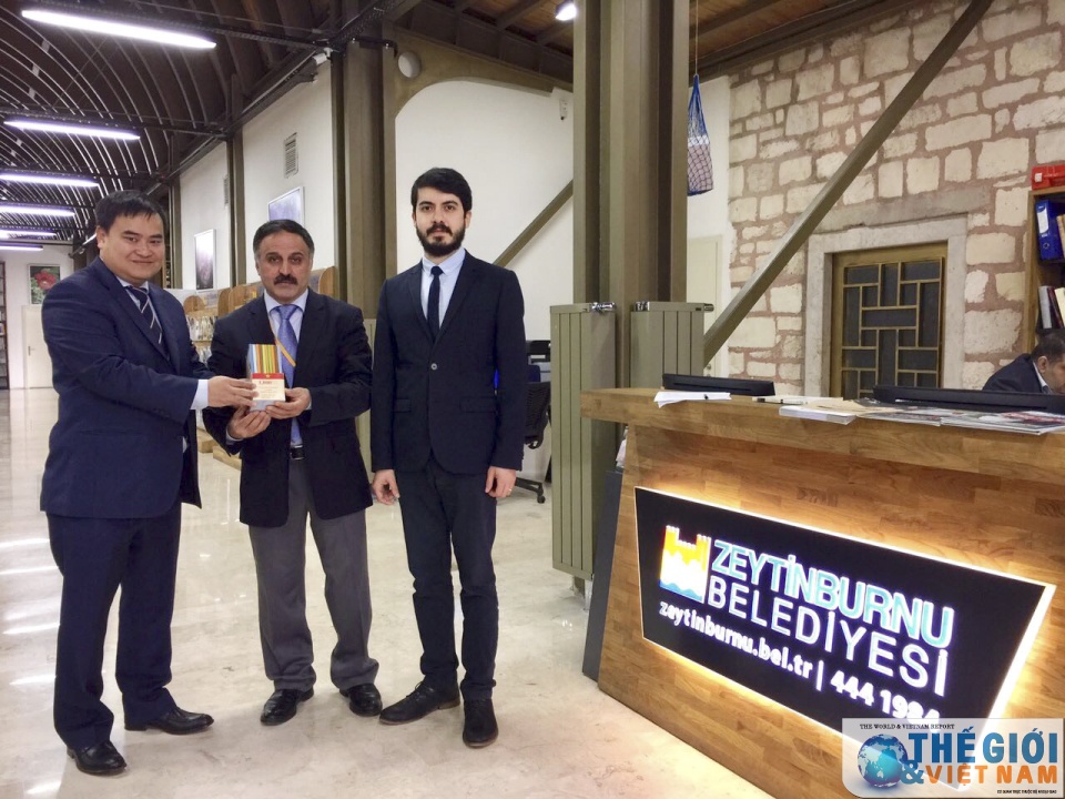 Trao tặng sách quảng bá Việt Nam tại Thổ Nhĩ Kỳ tin nhap 20170215222555