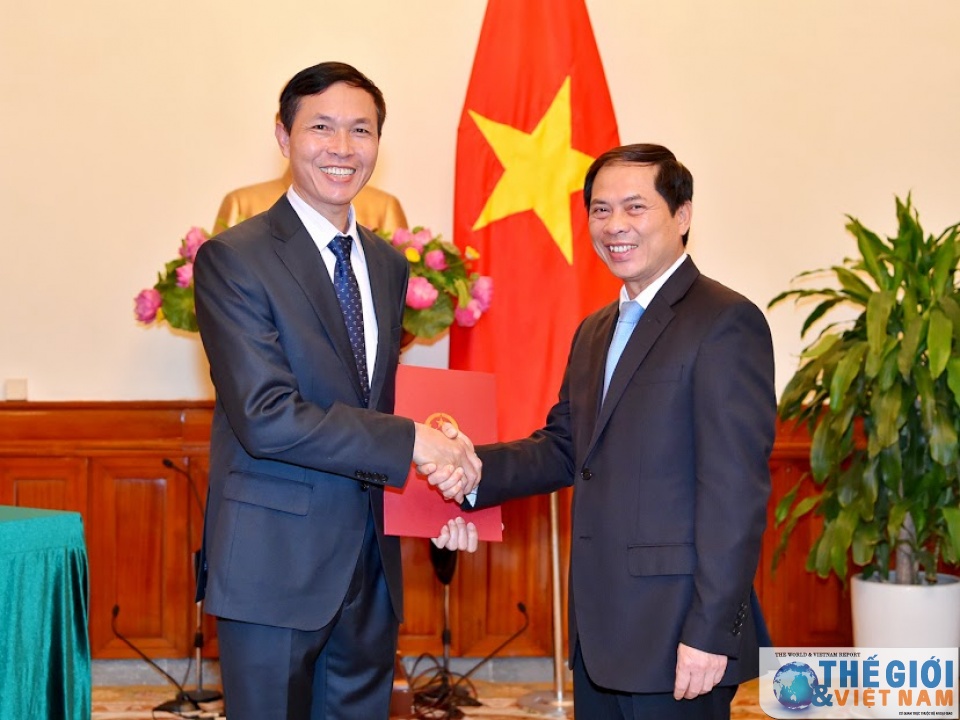 bo ngoai giao trao quyet dinh bo nhiem lai va tiep nhan can bo