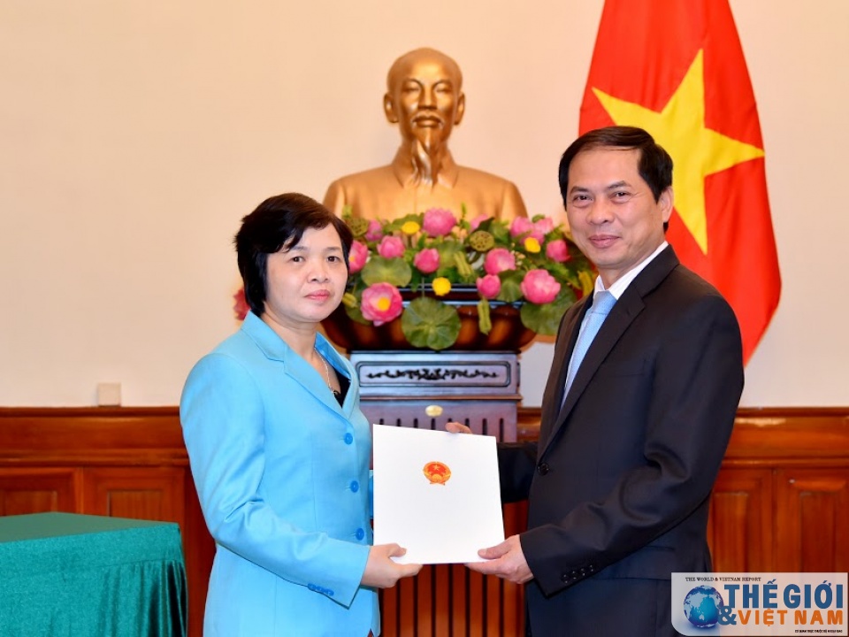 bo ngoai giao trao quyet dinh bo nhiem lai va tiep nhan can bo