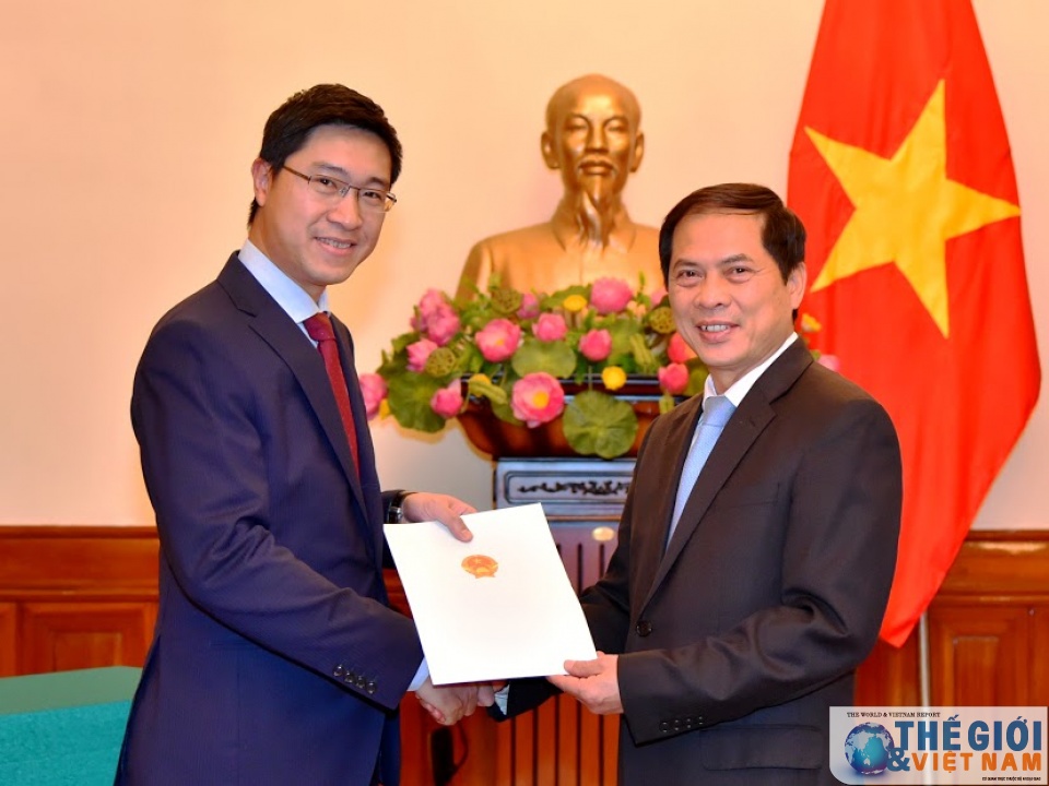 bo ngoai giao trao quyet dinh bo nhiem lai va tiep nhan can bo