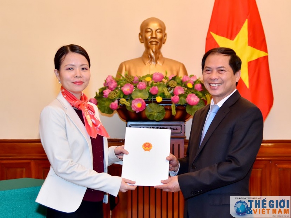 bo ngoai giao trao quyet dinh bo nhiem lai va tiep nhan can bo