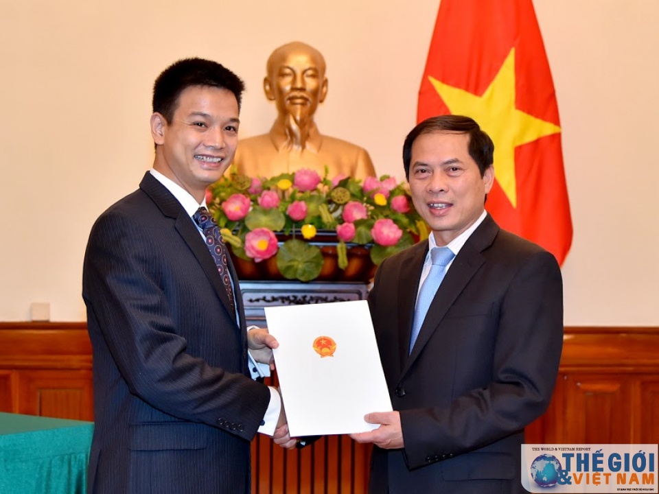 bo ngoai giao trao quyet dinh bo nhiem lai va tiep nhan can bo