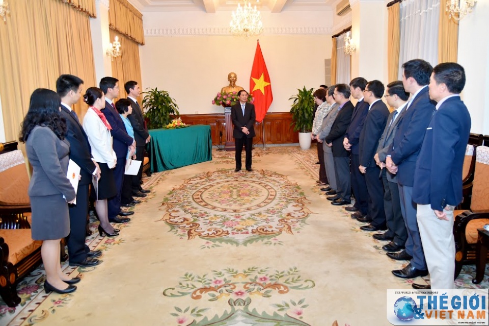 bo ngoai giao trao quyet dinh bo nhiem lai va tiep nhan can bo