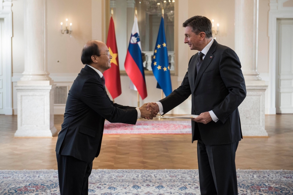 Đại sứ Lê Dũng trình quốc thư lên Tổng thống Cộng hòa Slovenia dai su le dung trinh quoc thu len tong thong cong hoa slovenia