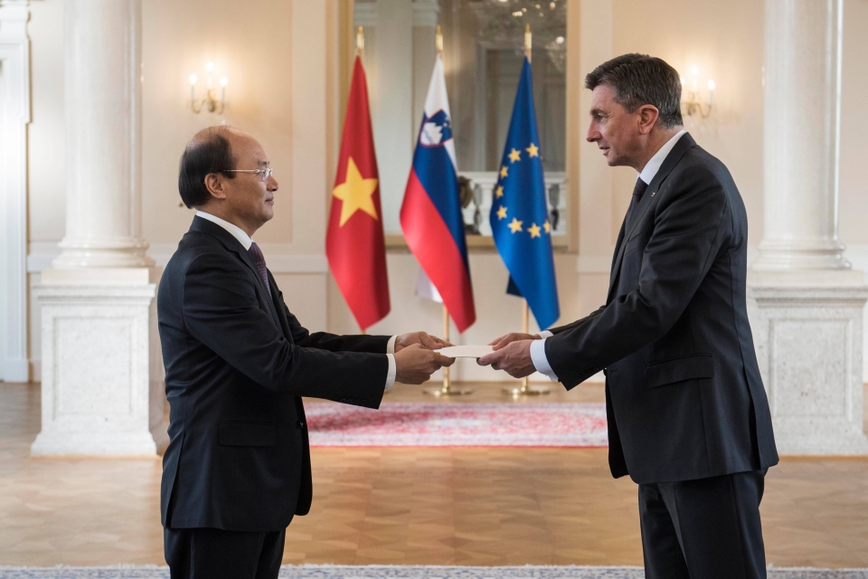 Đại sứ Lê Dũng trình quốc thư lên Tổng thống Cộng hòa Slovenia dai su le dung trinh quoc thu len tong thong cong hoa slovenia