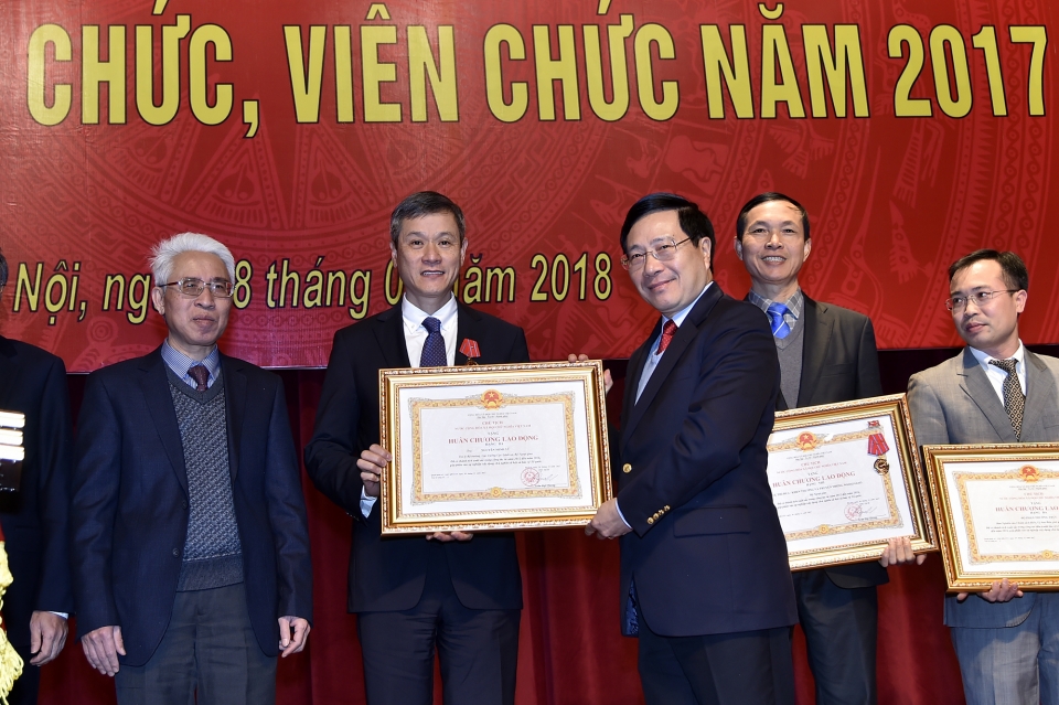 cong bo khen thuong cap nha nuoc danh hieu thi dua cua bo ngoai giao nam 2017