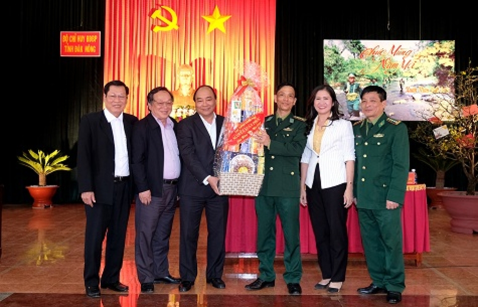 Thủ tướng thăm hỏi, chúc Tết lực lượng vũ trang tỉnh Đắk Nông tin nhap 20180209224755