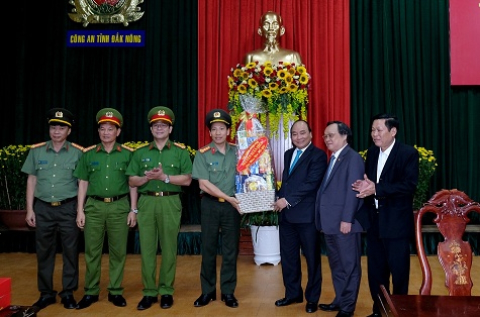 Thủ tướng thăm hỏi, chúc Tết lực lượng vũ trang tỉnh Đắk Nông tin nhap 20180209224755