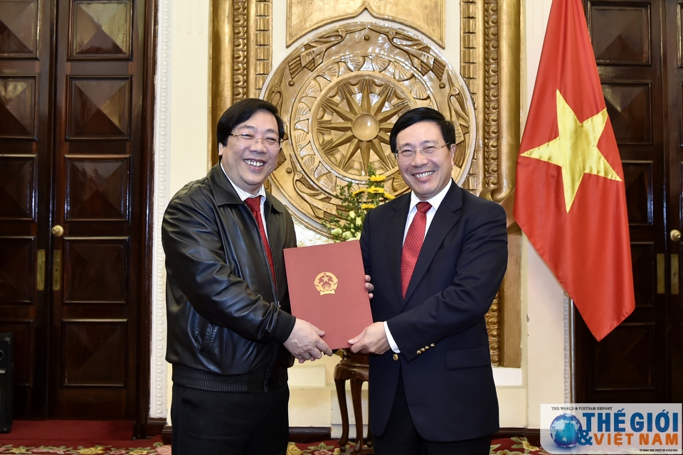 trao quyet dinh nghi huu cho 03 thu truong ngoai giao