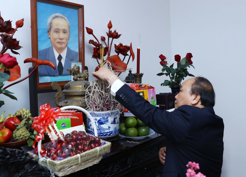 Thủ tướng dâng hương tưởng nhớ Tổng Bí thư Nguyễn Văn Linh, Thủ tướng Phạm Văn Đồng tin nhap 20180212225017