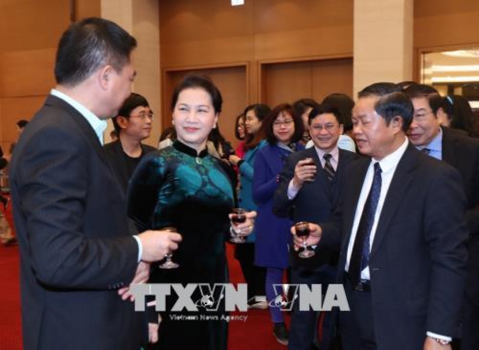 chu tich quoc hoi nguyen thi kim ngan chuc tet van phong quoc hoi