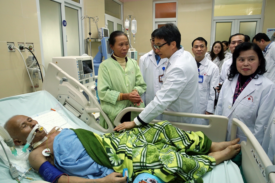 Phó Thủ tướng Vũ Đức Đam thăm bệnh nhân ung thư tin nhap 20180213233003
