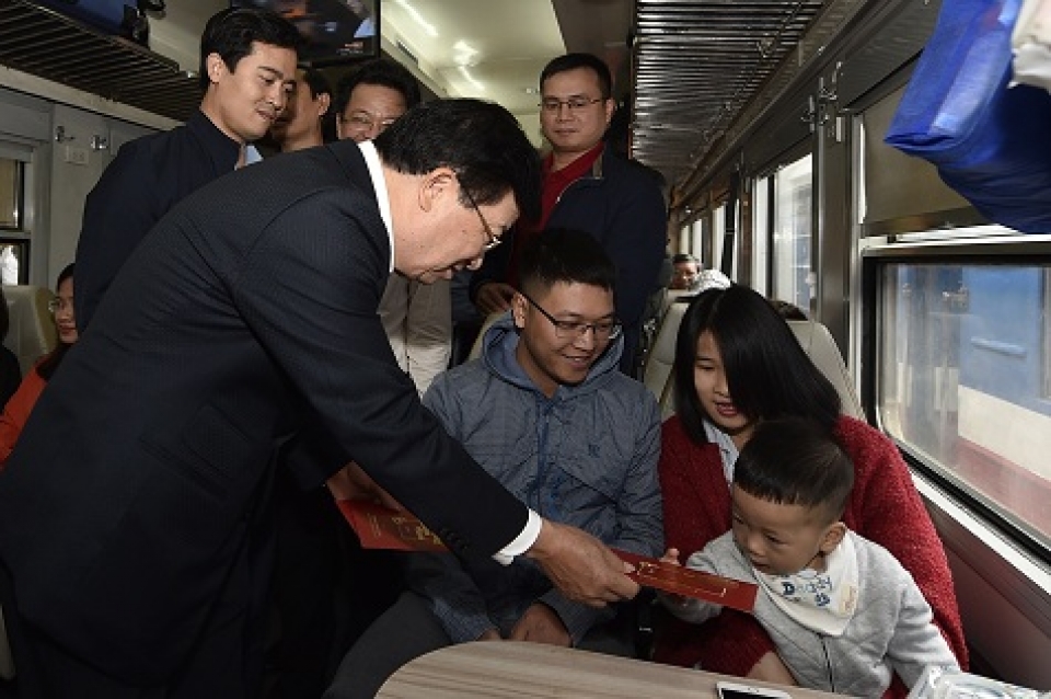 Bảo đảm không để thiếu tàu, xe đưa người dân về quê đón Tết tin nhap 20190201212241