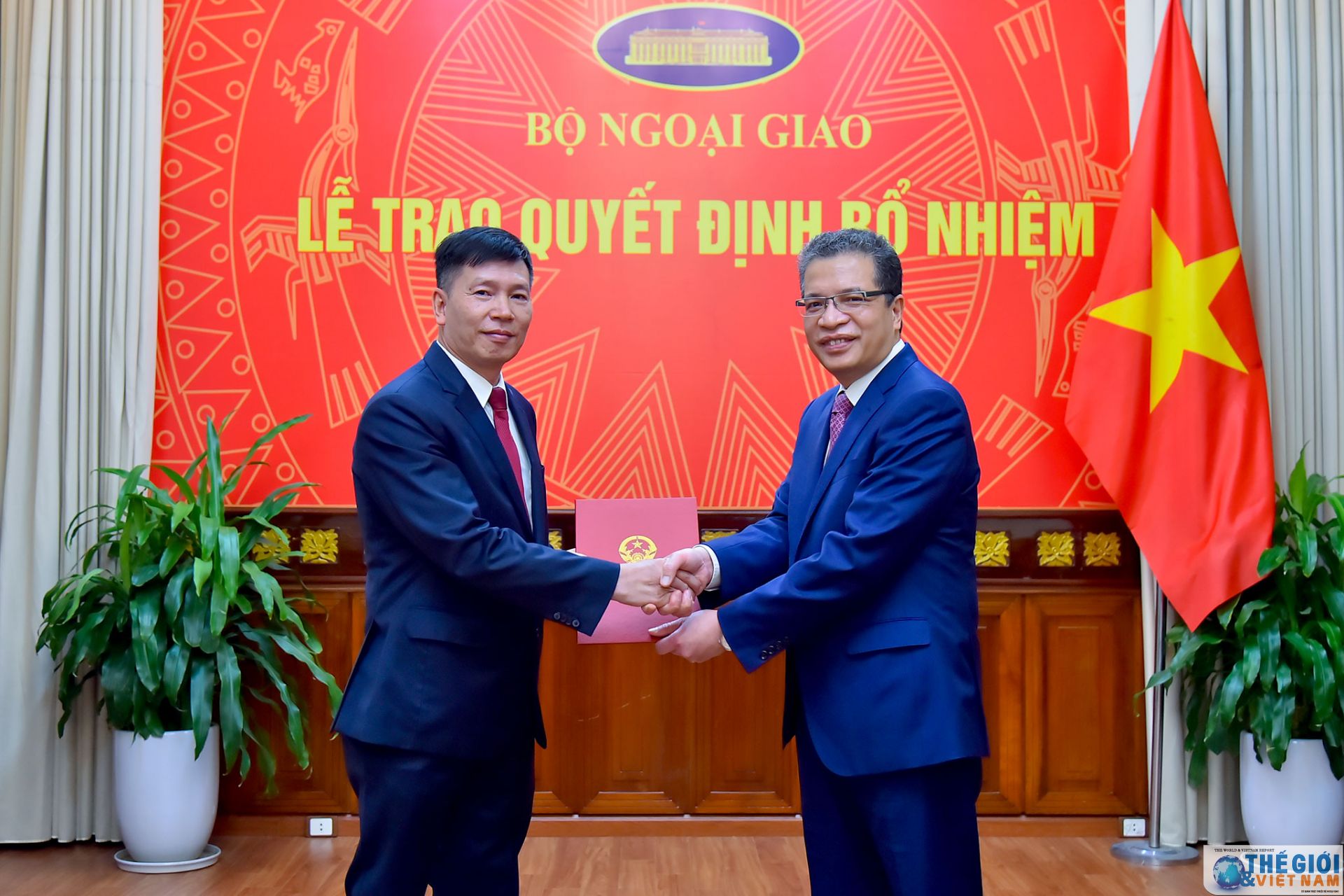 thu truong ngoai giao dang minh khoi trao quyet dinh bo nhiem dieu dong can bo cap vu